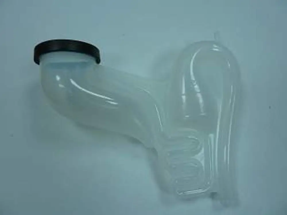 Transparenter Sifon mit einer gebogenen Form und Anschlüssen, möglicherweise von der Marke Remeha, zur Verwendung in Sanitärsystemen.